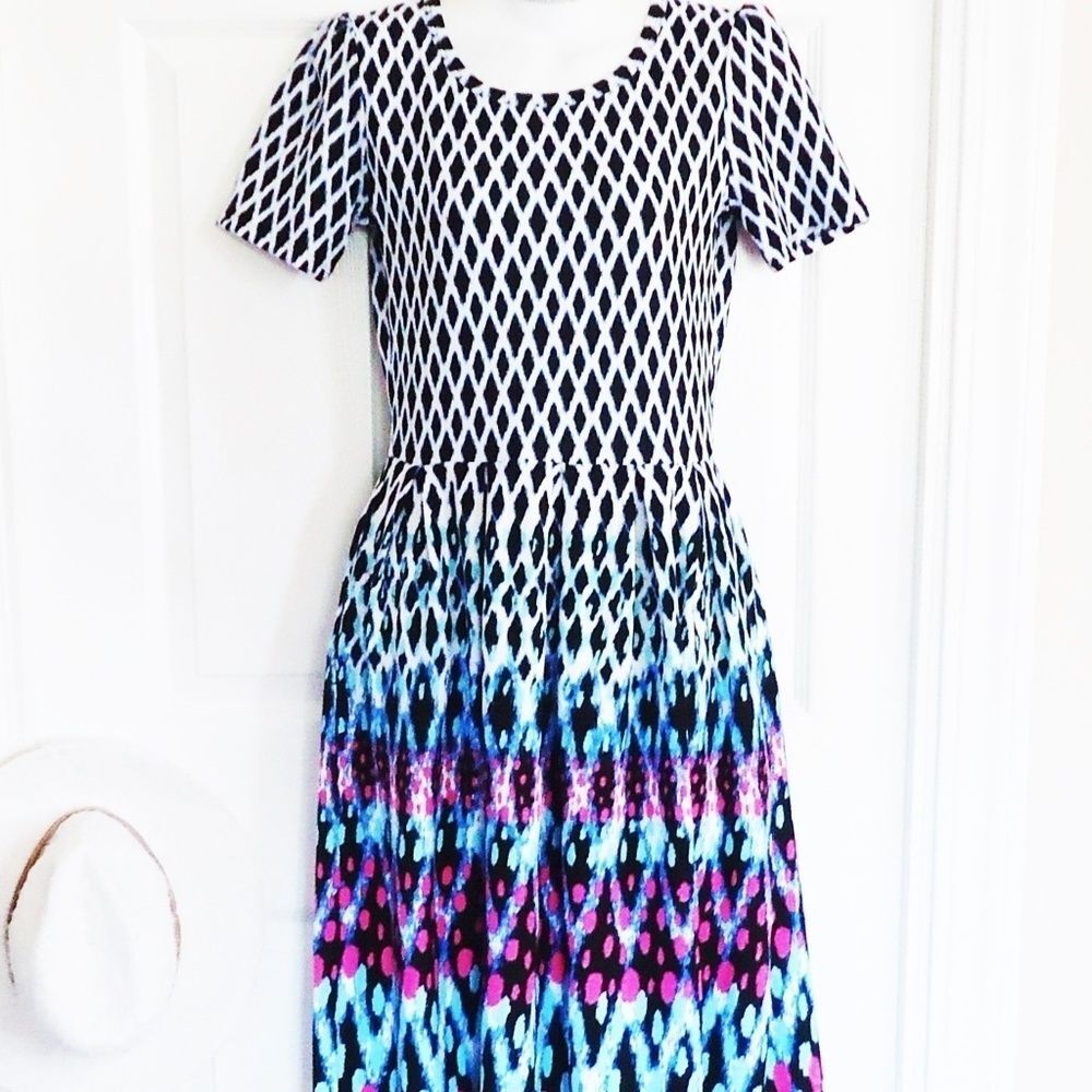 NWOT LULAROE AMELIA ZIP BACK DRESS SIZE SMALL 🦋🦋